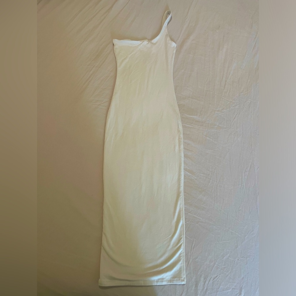 Reona Elegant One-Shoulder White Dress
